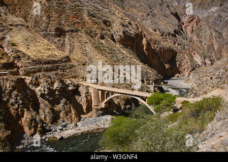 Il Fiume Colca che corre attraverso il Grande Canyon del Colca, Perù Foto Stock