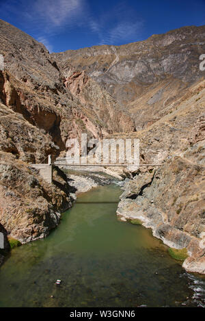 Il Fiume Colca che corre attraverso il Grande Canyon del Colca, Perù Foto Stock