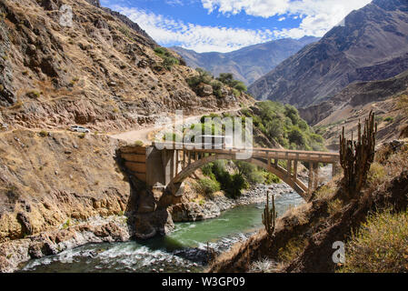 Il Fiume Colca che corre attraverso il Grande Canyon del Colca, Perù Foto Stock