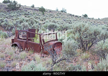 Un antico corpo vettura decadendo nel deserto di Oregon. Foto Stock