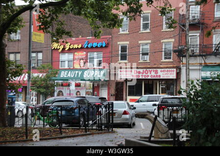 New York, Stati Uniti d'America. 12 Luglio, 2019. Vista dal parco Tompkinsville a Bay Street nel New Yorker trimestre Staten Island al negozio 'alloggiamento alimentazione bellezza', nella parte anteriore di cui Eric Garner è morto. Un argomento con la polizia ha portato alla sua morte. Il caso ha colpito la notizia e alimentato il nero vive questione movimento contro la brutalità della polizia. Cinque anni più tardi l'attenzione è scomparso - ma il problema non è stato risolto. (A dpa 'Non riesco a respirare ": " Eric Garner morto cinque anni fa') Credito: Christina Horsten/dpa/Alamy Live News Foto Stock