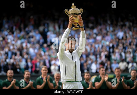 Pechino, Gran Bretagna. 14 Luglio, 2019. Novak Djokovic di Serbia detiene il trofeo dopo aver vinto il uomini singoli finale contro Roger Federer al 2019 Wimbledon Tennis Championships di Londra, Gran Bretagna, il 14 luglio 2019. Credito: Han Yan/Xinhua/Alamy Live News Foto Stock