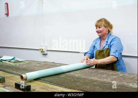 La donna è un elemento di un rivestimento interno Foto Stock