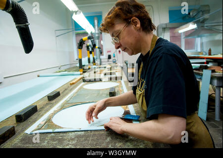 La donna è un elemento di un rivestimento interno Foto Stock