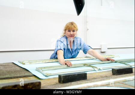 La donna è un elemento di un rivestimento interno Foto Stock