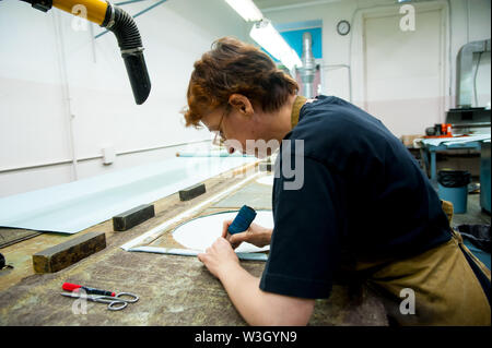 La donna è un elemento di un rivestimento interno Foto Stock