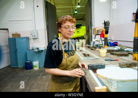 La donna è un elemento di un rivestimento interno Foto Stock