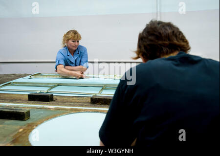 La donna è un elemento di un rivestimento interno Foto Stock