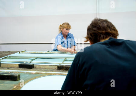 La donna è un elemento di un rivestimento interno Foto Stock