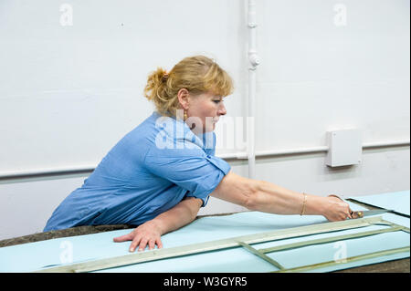 La donna è un elemento di un rivestimento interno Foto Stock