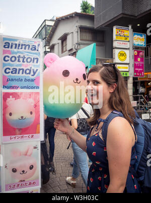 Una donna con cotone candy in una forma di un orso sulla Takeshita Street a Harajuku, Tokyo, Giappone. Foto Stock