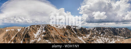 Il paesaggio del punto più alto della montagna è oltre due mila chilometri al di sopra del livello del suolo. Panorama di montagna con una neve-free core, al di sotto di Foto Stock