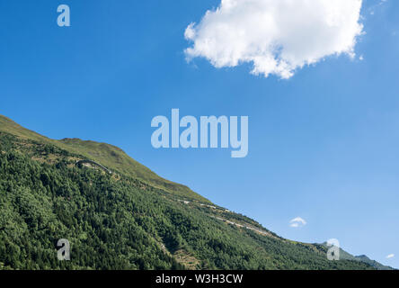 Strada tortuosa del Passo del San Gottardo nei pressi di Airolo, Svizzera, Alpi Foto Stock