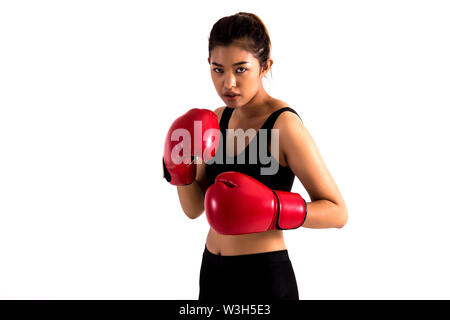 Ritratto di una giovane donna boxer in un atteggiamento di combattimento su bianco isolato sfondo. Giovane donna asiatica facendo esercizio di inscatolamento con sguardo serio. Foto Stock