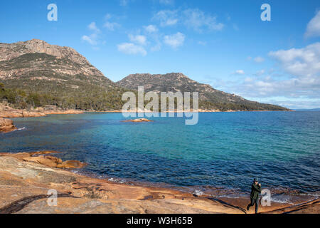 Baia di luna di miele e sui pericoli che la gamma della montagna nel Parco Nazionale di Freycinet,Tasmania, Australia su un cielo blu gli inverni di giorno Foto Stock