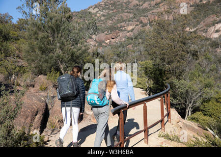 Madre e le ragazze adolescenti sul sentiero per wineglass bay nel Parco Nazionale di Freycinet,Tasmania, Australia Foto Stock