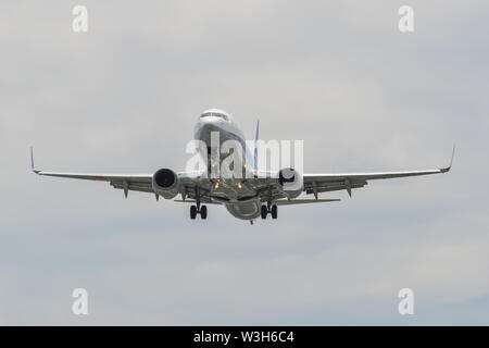 Osaka, Giappone - Giu 26, 2019. Un Boeing 737-800 aeroplano di ANA All Nippon Airlines in atterraggio a Osaka Itami Airport (ITM). Foto Stock