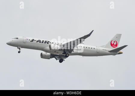 Osaka, Giappone - Giu 26, 2019. JA246J J-Air Embraer ERJ-190STD in atterraggio a Osaka Itami Airport (ITM). Foto Stock