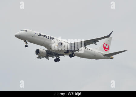 Osaka, Giappone - Giu 26, 2019. JA246J J-Air Embraer ERJ-190STD in atterraggio a Osaka Itami Airport (ITM). Foto Stock