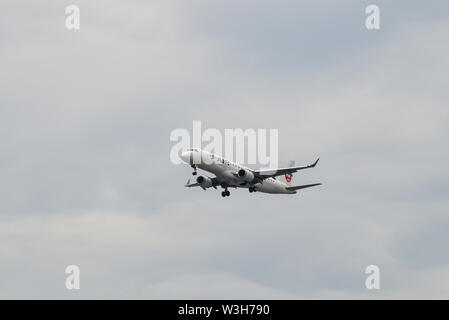 Osaka, Giappone - Giu 26, 2019. JA248J J-Air Embraer ERJ-190STD in atterraggio a Osaka Itami Airport (ITM). Foto Stock