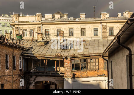 Il cortile interno del trimestre, che fu costruito nel XIX secolo. Tempo lungo senza riparazione. Vecchie mura, mattoni, windows, estensioni arch. Foto Stock