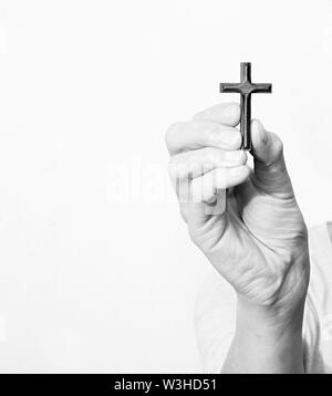 Donna che prega insieme a mano protesa con il crocifisso e il rosario croce immagine stock e stock photo Foto Stock