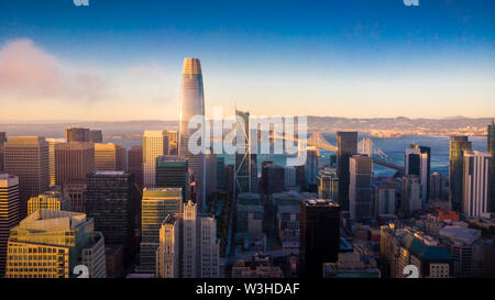Vista aerea della skyline di San Francisco al tramonto, CALIFORNIA, STATI UNITI D'AMERICA Foto Stock