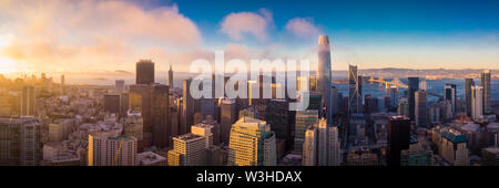 Vista aerea della skyline di San Francisco al tramonto, CALIFORNIA, STATI UNITI D'AMERICA Foto Stock