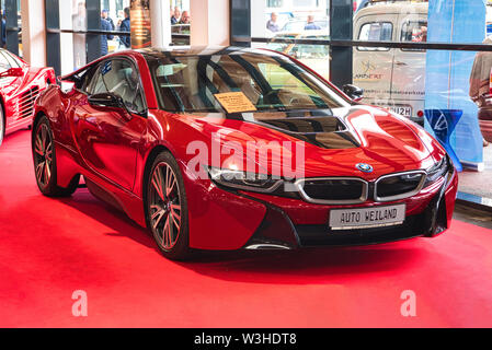 FRIEDRICHSHAFEN - Maggio 2019: rosso BMW i8 coupe 2016 a Motorworld Classics Bodensee il 11 maggio 2019 a Friedrichshafen, Germania. Foto Stock