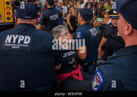 New York, Stati Uniti d'America. Il 15 luglio 2019. Più di 40 membri dell'azione diretta di gruppo e aumento di resist sono stati arrestati dopo la chiusura di ora di punta del traffico in corrispondenza dell'intersezione tra la 42nd Street e la Fifth Avenue nel cuore di New York City sulla luglio 15, 2019 raccomanda per i diritti degli immigrati ed esigente pubblico wake up, agire, e alla fine la crisi di confine il terrore e il terrore inflitti alla comunità di immigrati. Gli attivisti detenuti tre banner che leggere, 'chiudere i campi'', 'No incursioni'', e 'abolire il ghiaccio''. Alcuni membri indossava inoltre fluorescente giubbotti di lavoro con le parole 'abolire il ghiaccio. (Credito Foto Stock