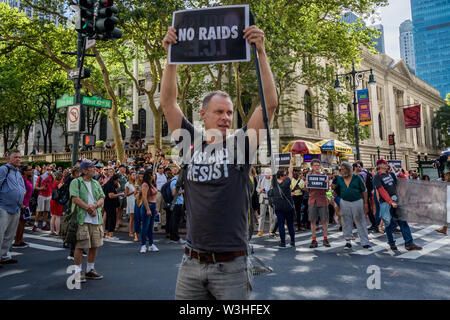 New York, Stati Uniti d'America. Il 15 luglio 2019. Più di 40 membri dell'azione diretta di gruppo e aumento di resist sono stati arrestati dopo la chiusura di ora di punta del traffico in corrispondenza dell'intersezione tra la 42nd Street e la Fifth Avenue nel cuore di New York City sulla luglio 15, 2019 raccomanda per i diritti degli immigrati ed esigente pubblico wake up, agire, e alla fine la crisi di confine il terrore e il terrore inflitti alla comunità di immigrati. Gli attivisti detenuti tre banner che leggere, 'chiudere i campi'', 'No incursioni'', e 'abolire il ghiaccio''. Alcuni membri indossava inoltre fluorescente giubbotti di lavoro con le parole 'abolire il ghiaccio. (Credito Foto Stock