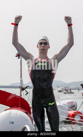 Yeosu, Corea del Sud. 16 Luglio, 2019. La Germania Florian Wellbrock festeggia dopo aver vinto il uomini 10km open water swimming evento al XVIII Campionati del Mondo di nuoto FINA a Yeosu, Corea del Sud, 16 luglio 2019. Florian Wellbrock rivendicato il titolo in un tempo di 1 ora, 47 minuti e secondi 55.90. Credito: Bai Xuefei/Xinhua/Alamy Live News Foto Stock