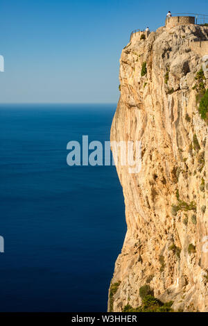 Punto di vista sulla penisola di Formentor a Maiorca con scogliere a picco sul mare e blu Mare Mediterraneo Foto Stock