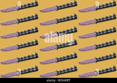 Acciaio coltello butterfly con fiore viola su un giallo background creativo Foto Stock