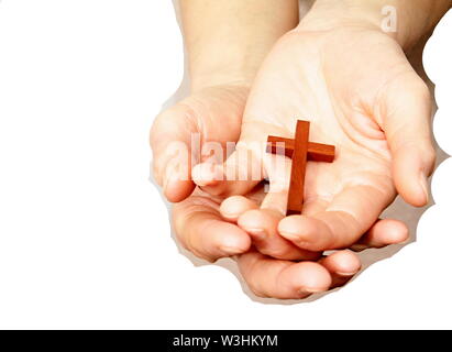 Donna che prega insieme a mano protesa con il crocifisso e il rosario croce immagine stock e stock photo Foto Stock