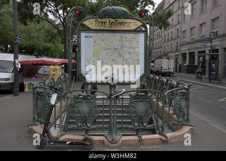 Ingresso alla stazione della metropolitana di Pere Lachaise, Parigi, Francia Foto Stock