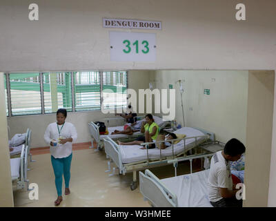 Manila, Filippine. 16 Luglio, 2019. Il resto dei pazienti all'interno di un reparto di dengue di San Lazaro ospedale a Manila nelle Filippine, 16 luglio 2019. Le Filippine hanno dichiarato un 'nazionale dengue alert' lunedì in diverse regioni delle Filippine a causa di "il rapido aumento del numero di casi.' dal 1 gennaio al 29 giugno 2019, reparto filippino di salute (DOH) detto 106,630 casi di dengue sono stati riportati su tutto il territorio nazionale, un 85 percento di aumento da 57,564 casi segnalati nel corso dello stesso periodo dello scorso anno e almeno 450 morti sono state registrate. Credito: Rouelle Umali/Xinhua/Alamy Live News Foto Stock