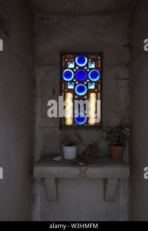 Vetrata presso il Cimitero di Pere Lachaise, Parigi, Francia Foto Stock