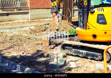 Bulldozer giallo spostando la terra per costruire un nuovo parco pubblico Foto Stock