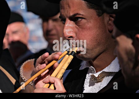 1 maggio 2019: 363° edizione di Sant'Efisio religioso/folk processione in Cagliari. Chiudere il ritratto di launeddas player Foto Stock