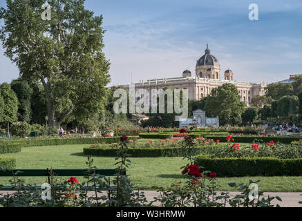 Il Volksgarten (popoli giardino) in Luglio, estate, con la storia naturale edificio in background, Innere Stadt district, Vienna, Austria Foto Stock