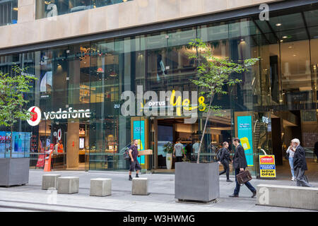 Sydney Australia Vodafone e Optus negozi di telecomunicazioni a fianco a fianco in George Street, Sydney, Australia Foto Stock