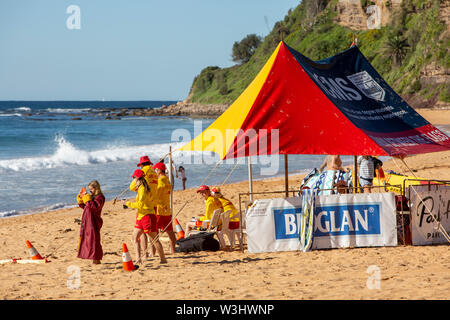 Surf rescue volontari su Bilgola Beach a Sydney in Australia Foto Stock