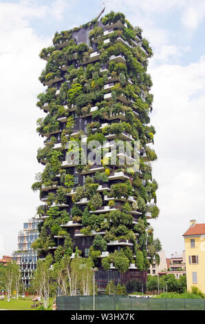 Bosco Verticale, Bosco verticale, due ecocompatibili torri residenziali a Milano, in zona Porto Nuova district, Italia, quasi coperto di vegetazione Foto Stock