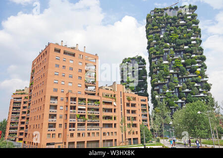 Bosco Verticale, Bosco verticale, due ecocompatibili torri residenziali a Milano, in zona Porto Nuova district, Italia, quasi coperto di vegetazione Foto Stock