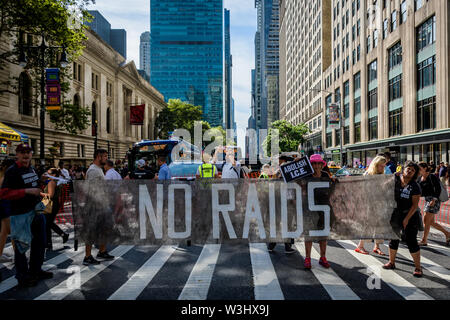 Più di 40 membri dell'azione diretta di gruppo e aumento di resist sono stati arrestati dopo la chiusura di ora di punta del traffico in corrispondenza dell'intersezione tra la 42nd Street e la Fifth Avenue nel cuore di New York City sulla luglio 15, 2019 raccomanda per i diritti degli immigrati ed esigente pubblico wake up, agire, e alla fine la crisi di confine il terrore e il terrore inflitti alla comunità di immigrati. Gli attivisti detenuti tre banner che leggere "chiudere i campi", "No RAID", e "Abolire il ghiaccio". Alcuni membri indossava inoltre fluorescente giubbotti di lavoro con le parole "Abolire ghiaccio." (Foto di Erik McGregor/Pacific Stampa) Foto Stock