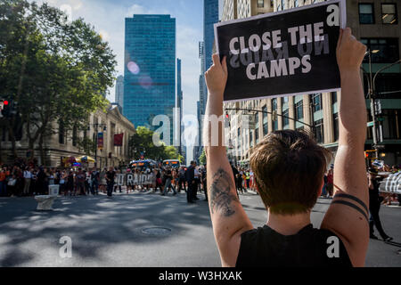 Più di 40 membri dell'azione diretta di gruppo e aumento di resist sono stati arrestati dopo la chiusura di ora di punta del traffico in corrispondenza dell'intersezione tra la 42nd Street e la Fifth Avenue nel cuore di New York City sulla luglio 15, 2019 raccomanda per i diritti degli immigrati ed esigente pubblico wake up, agire, e alla fine la crisi di confine il terrore e il terrore inflitti alla comunità di immigrati. Gli attivisti detenuti tre banner che leggere "chiudere i campi", "No RAID", e "Abolire il ghiaccio". Alcuni membri indossava inoltre fluorescente giubbotti di lavoro con le parole "Abolire ghiaccio." (Foto di Erik McGregor/Pacific Stampa) Foto Stock