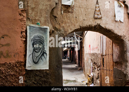 Strade intemperie, vicoli di Marrakech e Medina passerelle e strade nella città marocchina della cultura islamica Foto Stock