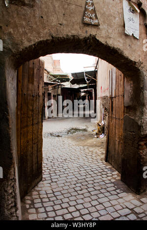 Strade intemperie, vicoli di Marrakech e Medina passerelle e strade nella città marocchina della cultura islamica Foto Stock