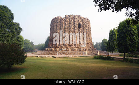 Alai Minar di Khalji, Qutb Minar complesso, Delhi, India Foto Stock